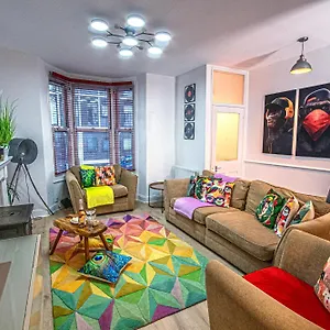 3 - Bedroom Townhouse In With Parking Holiday home