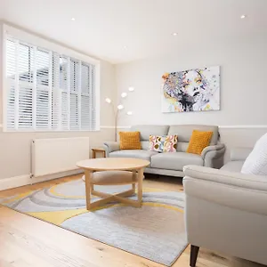 Sillwood Mews - With Free Parking Holiday home